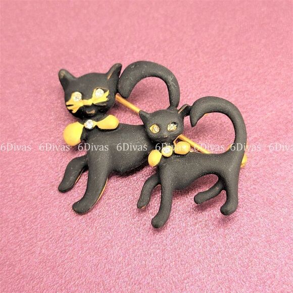 𝅺TWO Black Kittens in Gold tinge Bow Tie Brooch Pin - Picture 4 of 8